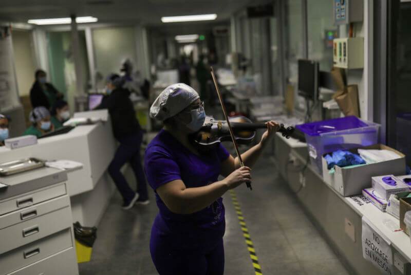 Enfermera-Damaris-Silva-Chile-Violín-Reuters