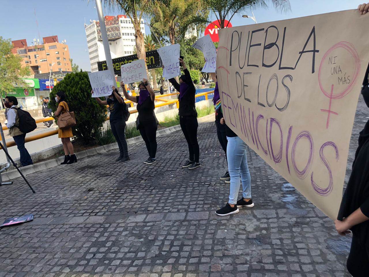 Feministas protestaron frente a un acto oficial del gobierno del estado en reclamo por los feminicidios. 
