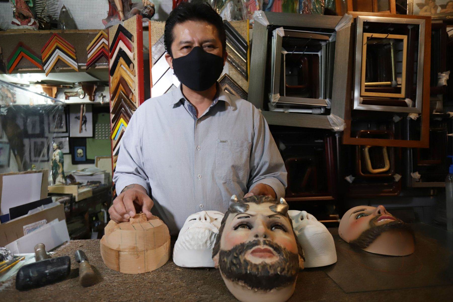 Sergio Méndez el hacedor de rostros es una de las historias positivas en Puebla durante 2020.