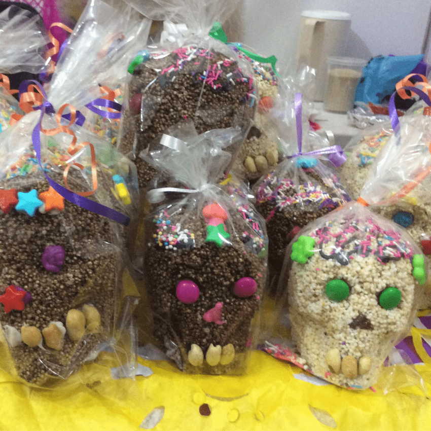 Aprende a elaborar calaveritas y hojaldras en este taller