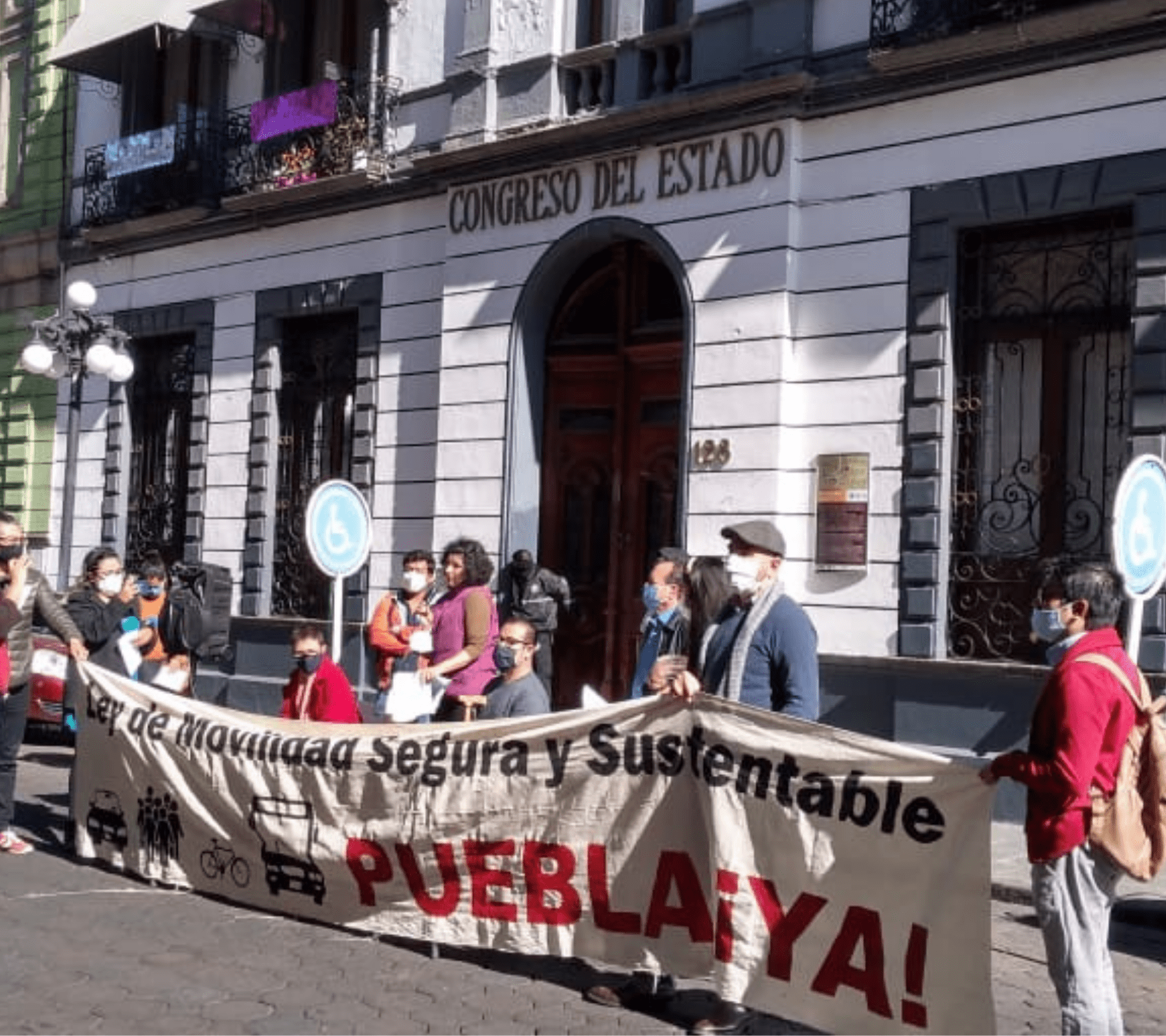 Organizaciones se manifestaron en el Congreso de Puebla para exigir una ley de Movilidad Segura