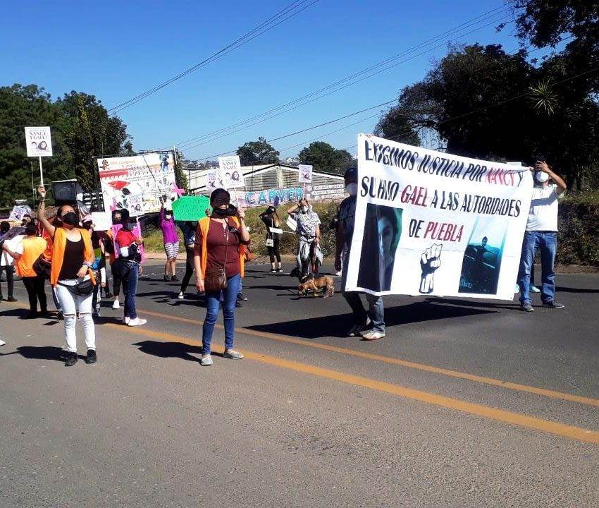 Cierran carretera en protesta por el feminicidio de Nancy Liliana y de su hijo