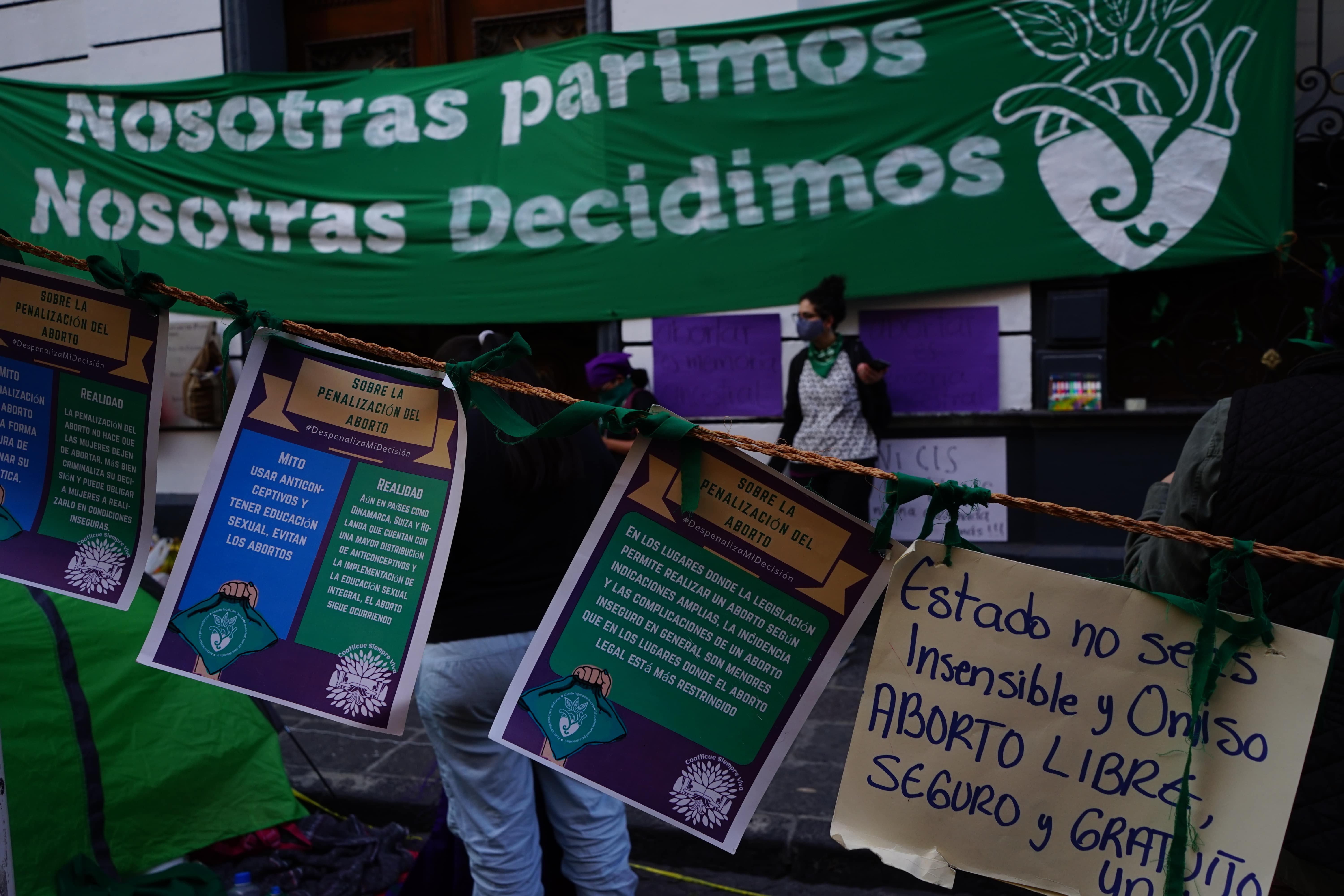 Entre las organizaciones que realizaron la toma simbólica del Congreso local se encuentran Coatlicue Siempre Viva y la Coordinadora Feminista de Puebla. Foto: Brenda Palacios.