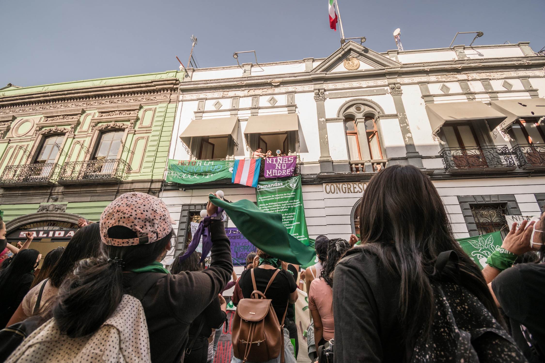 La toma del Congreso de Puebla comenzó como un despliegue audaz de dos organizaciones de mujeres jóvenes, pero ha derivado en un amplio bloque que reúne a organizaciones de derechos sexuales, activistas, políticas, funcionarias, artistas, periodistas y un largo etcétera. Fotografía: Daniel Chazari.