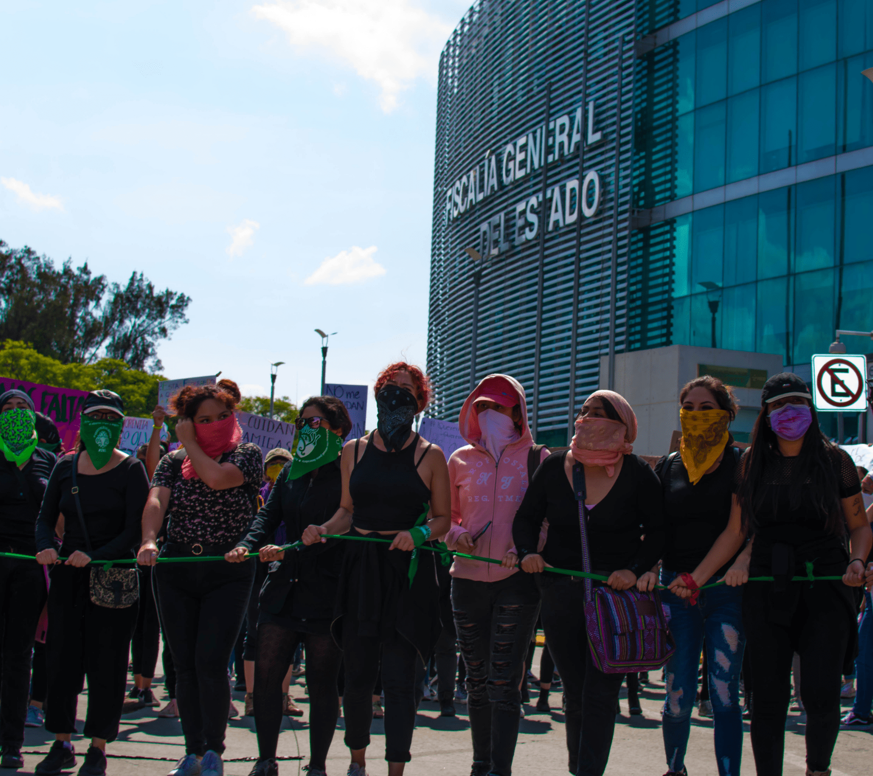 Organizaciones feministas protestan con frecuencia ante la falta de protocolos y perspectiva de género en el personal de la FGE para investigar y esclarecer los casos de feminicidio en Puebla. 