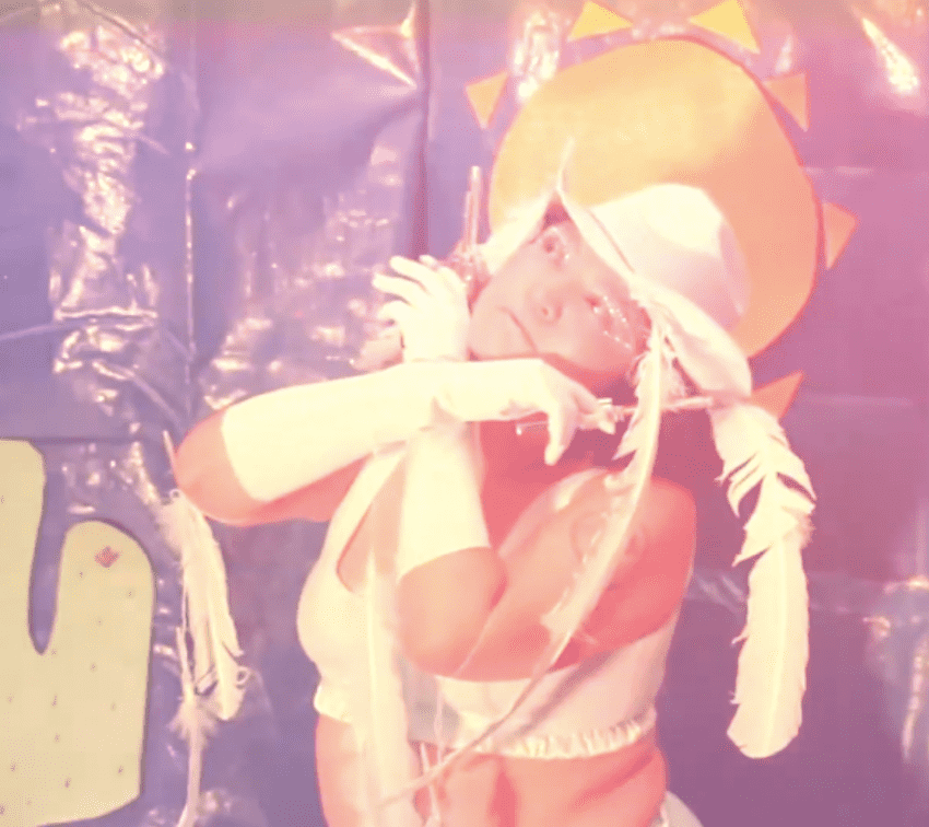 Lola Pony estrena canción con extravagente video para denunciar violencia feminicida
