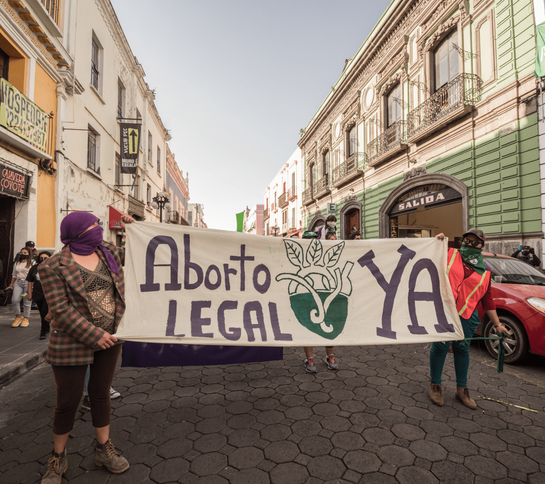 Mujeres cargando manta con leyenda a favor del aborto en Puebla. Despenalización del aborto por parte de la Corte.