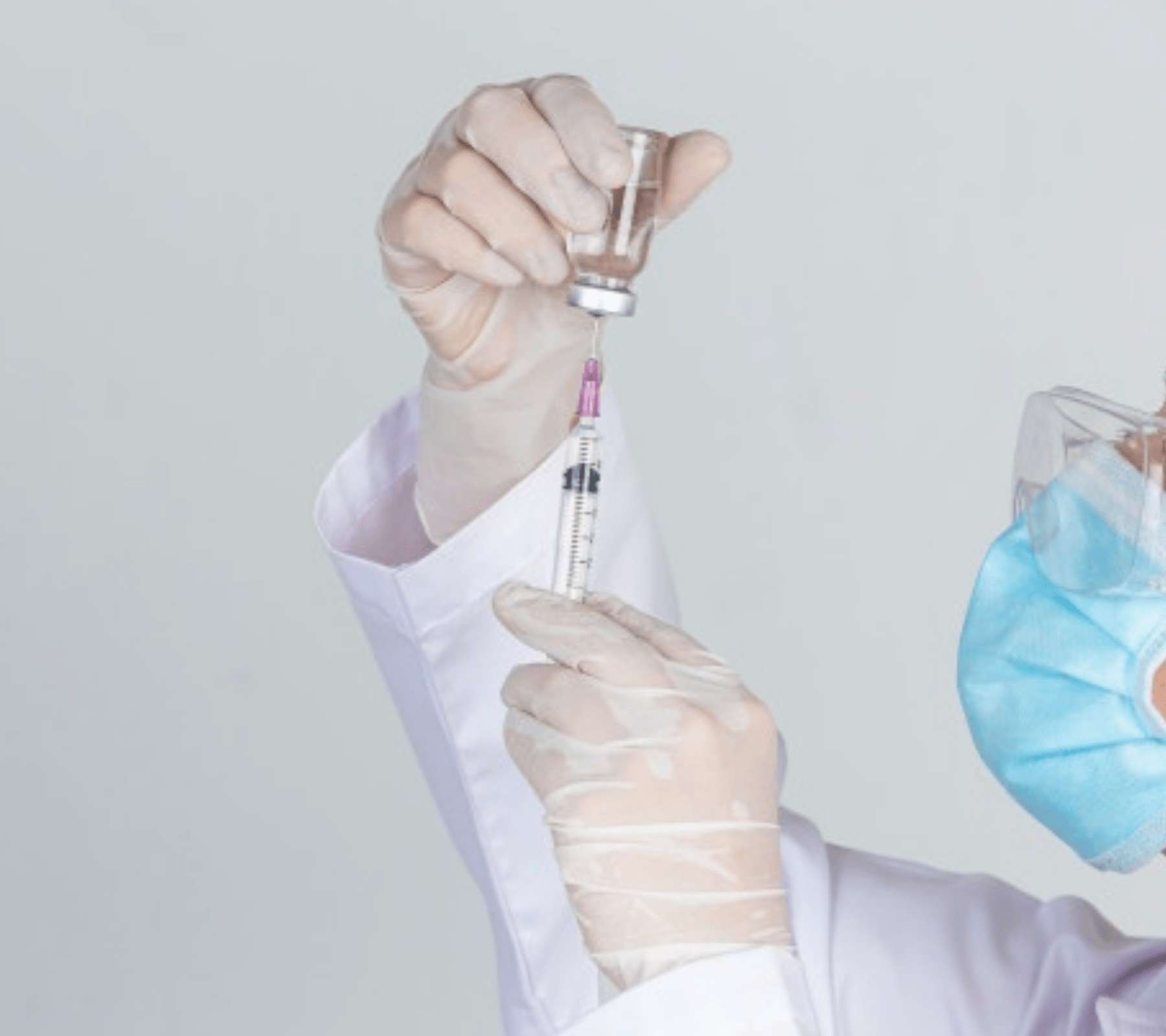 Doctor preparando la vacuna contra la covid19