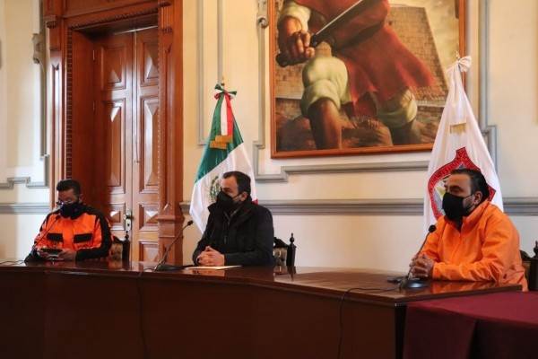 Clauran negocios en Puebla. En la fotografía se observa a autoridades municipales en una rueda de prensa.