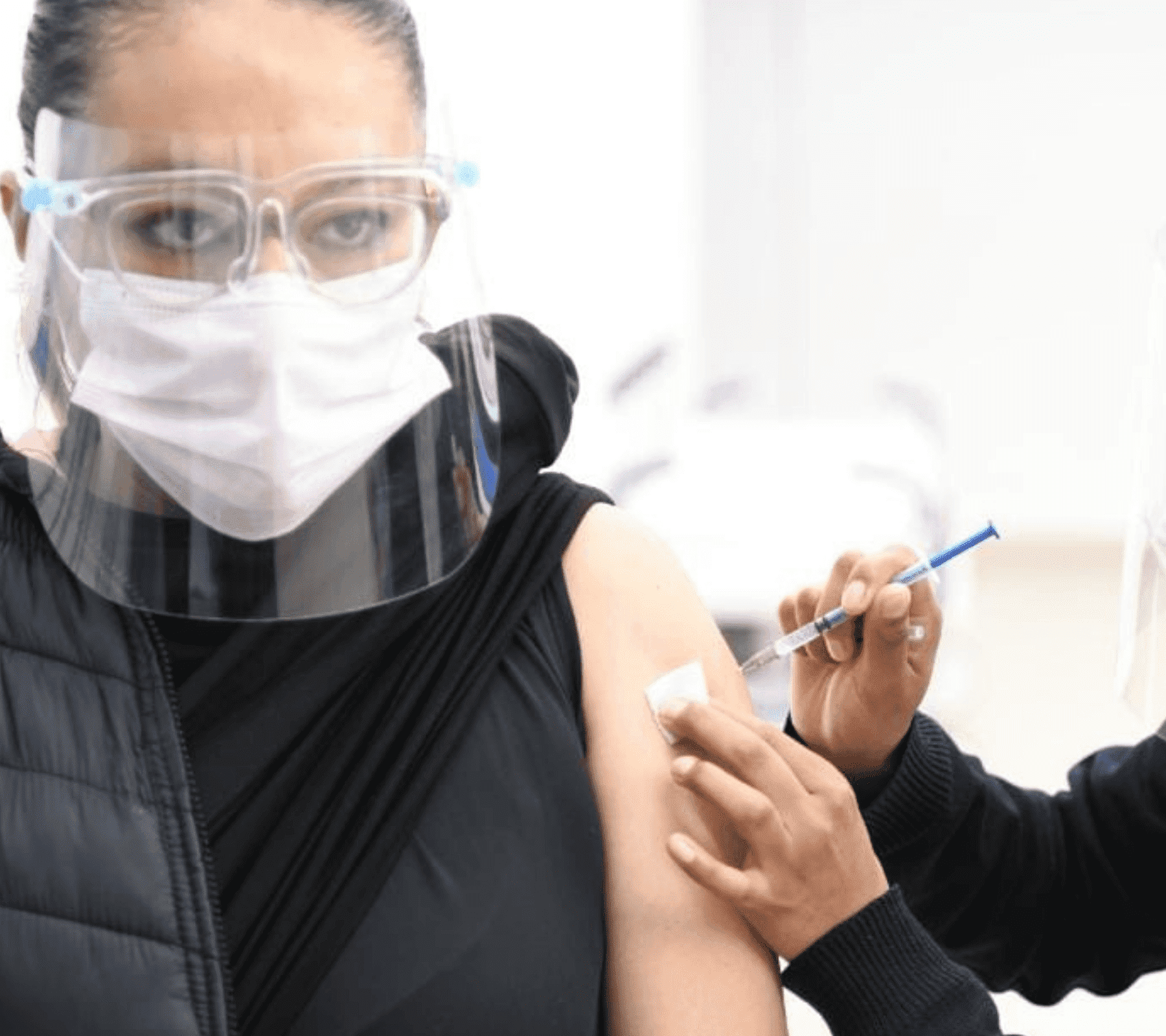 Mujer recibiendo la vacuna contra la covid-19 en Puebla