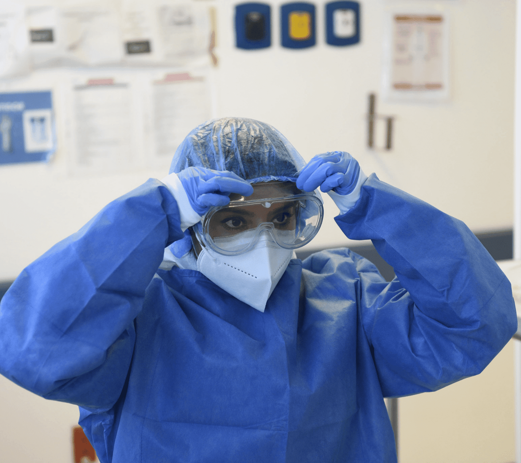 Enfermera preparándose para atender pacientes con Covid-19