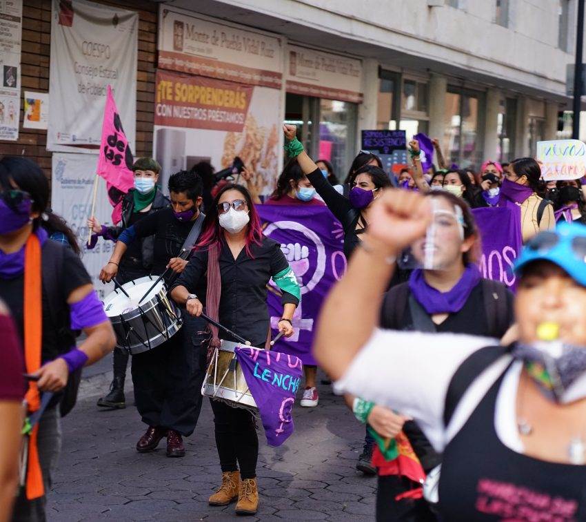 El movimiento feminista marcha al ritmo de la batucada