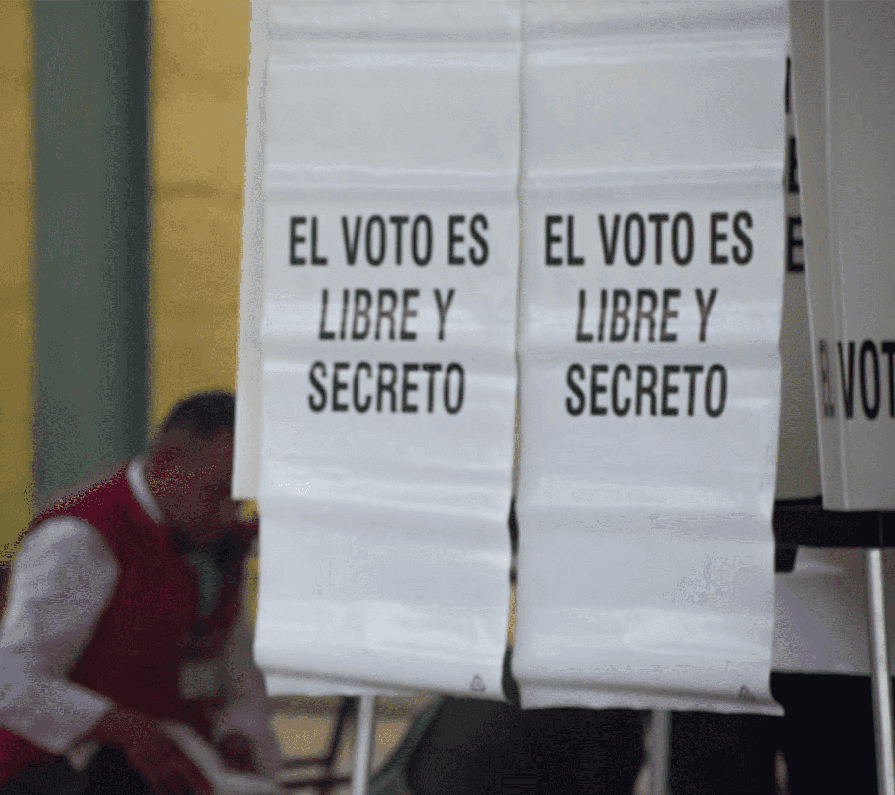 Persona votando en las elecciones en Puebla durante el proceso electoral pasado.