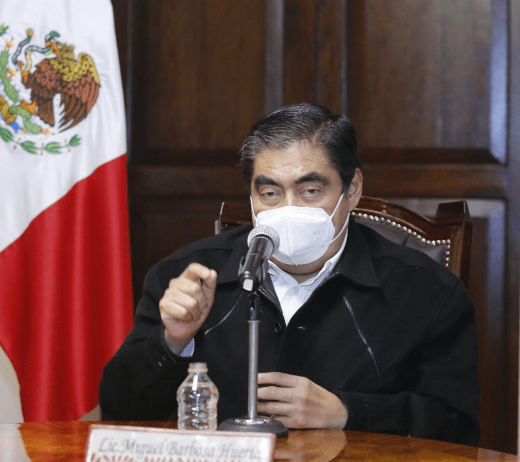 Miguel Barbosa anunciando la suspensión de obras públicas en Puebla