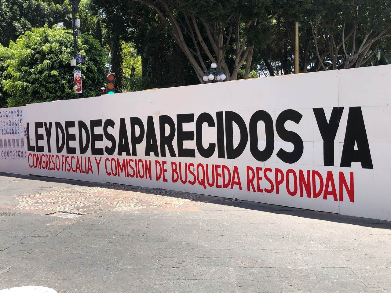 Sobre las tablas del zócalo colocaron colocaron un mensaje para exigir que la Ley de Desaparición se apruebe en Puebla