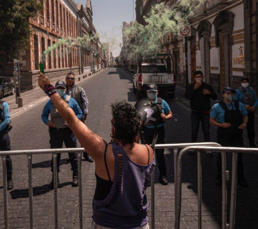 Bloquea gobierno marchas feministas… y se retracta