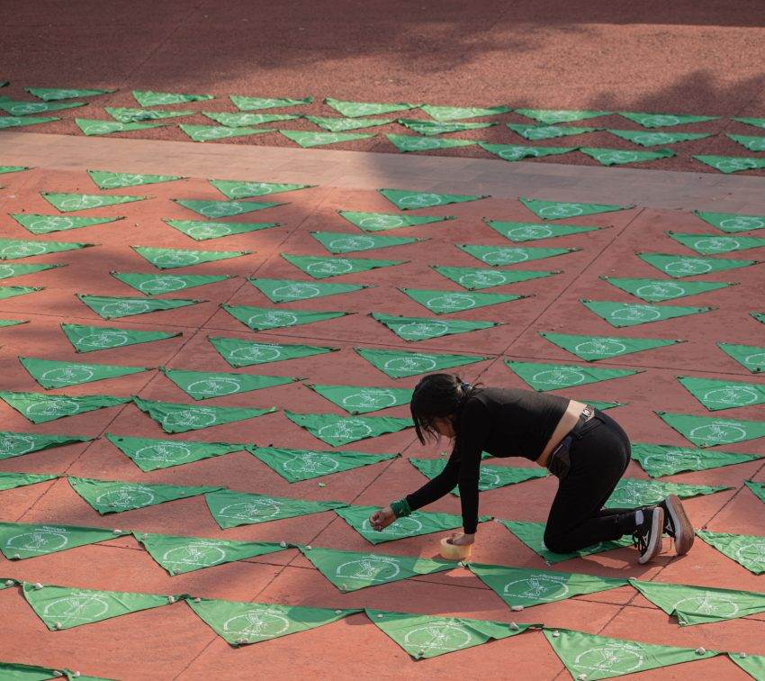 Un mosaico de pañuelos verdes para exigir la despenalización del aborto en Puebla