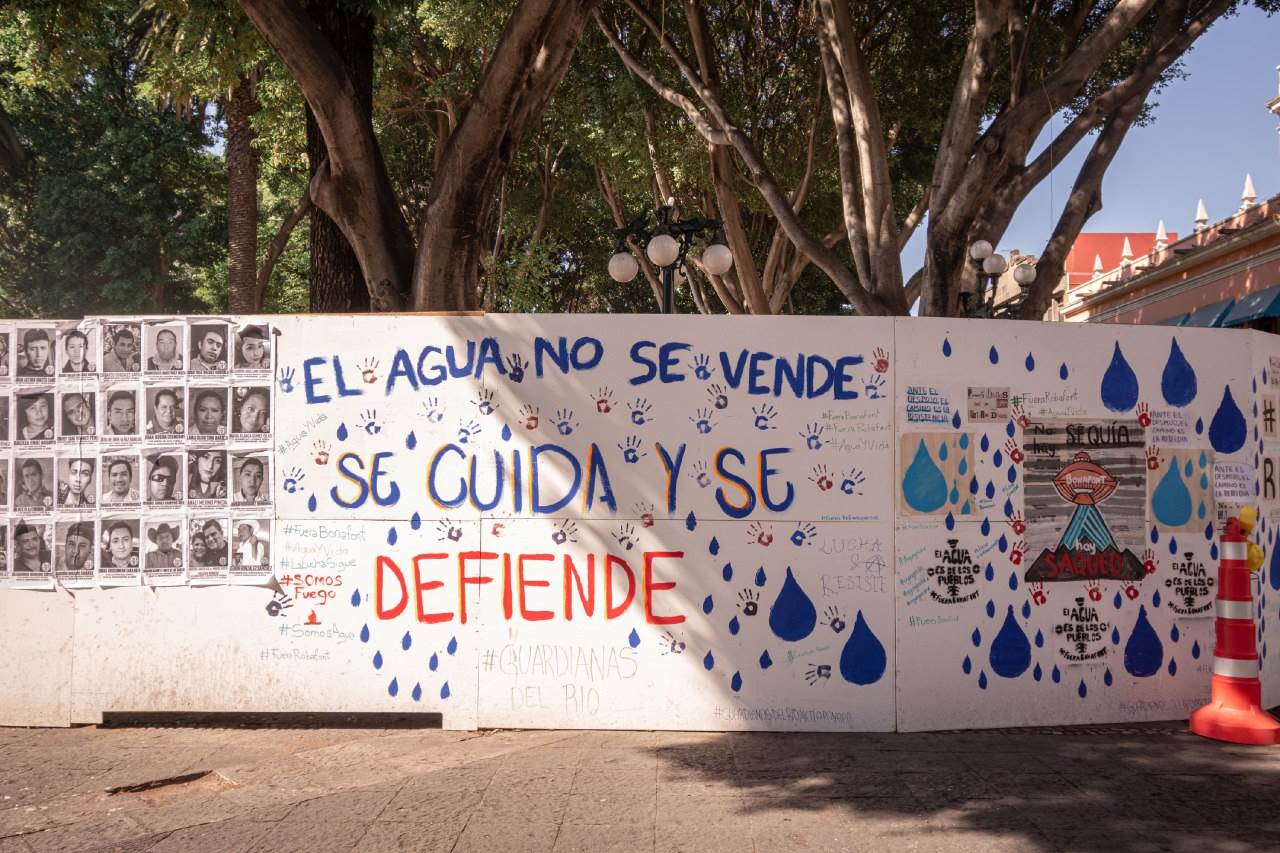 Las demandas contra bonafont por habitantes de santa maría zacatepec aparecieron en el muro del zócalo. 