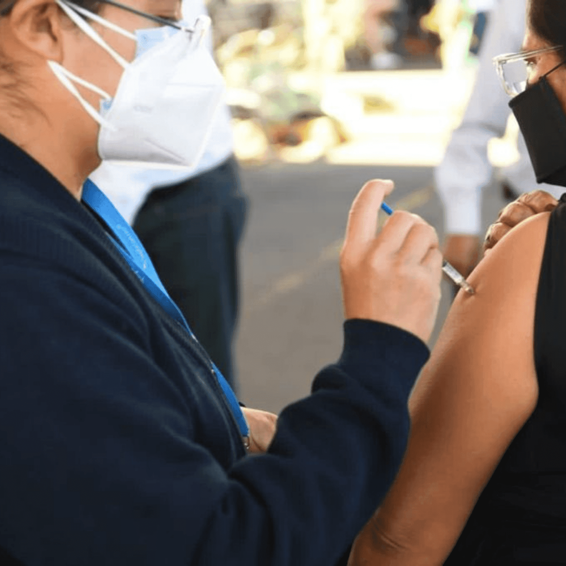 denuncia en Fiscalía a enfermera por simular vacunar a mujer