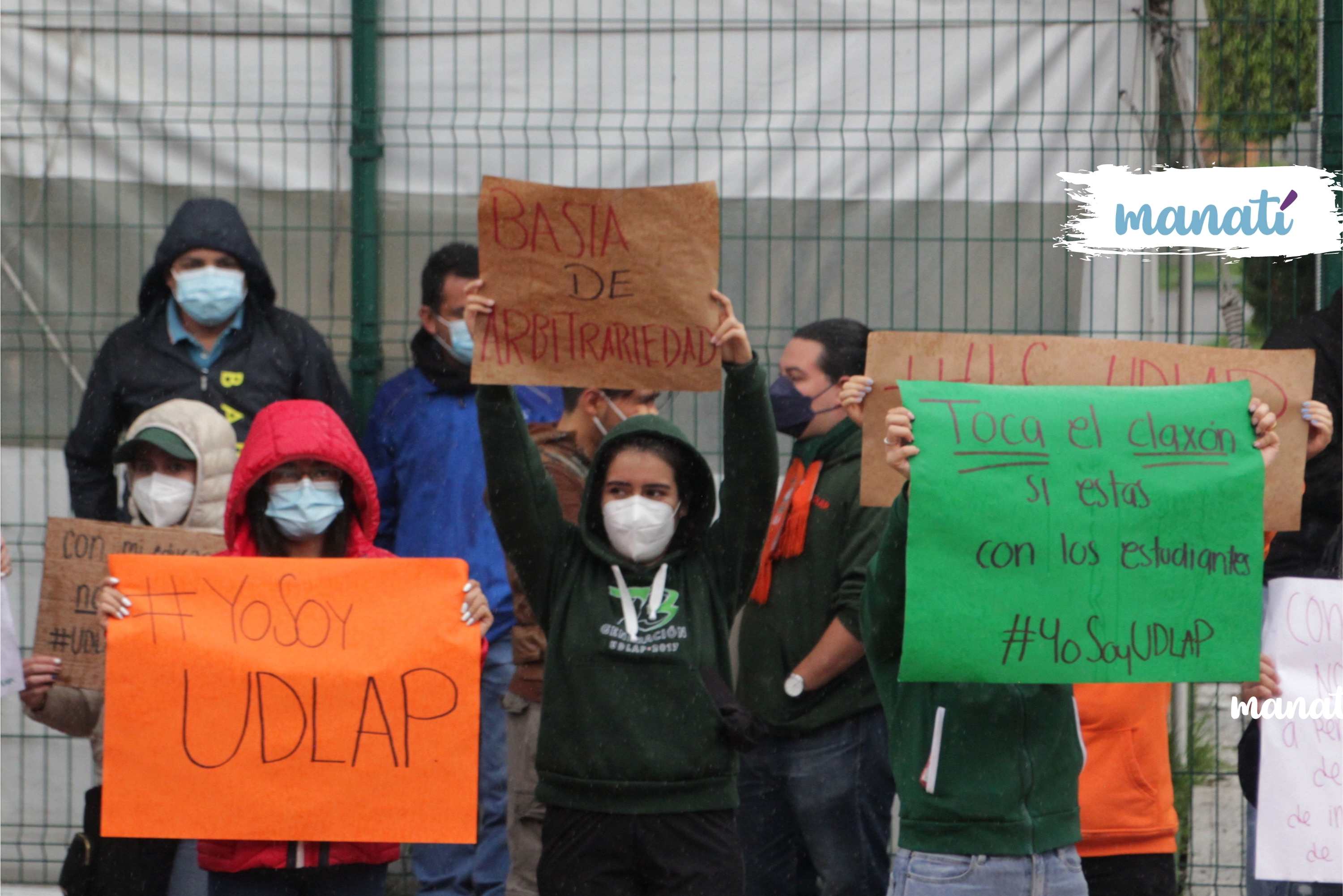 Estudiantes de la UDLAP protestaron a las afueras del campus para exigir que se retiren de manera inmediata los policías estatales que mantienen tomada la universidad. Fotografía de Katia Fernández | Es Imagen