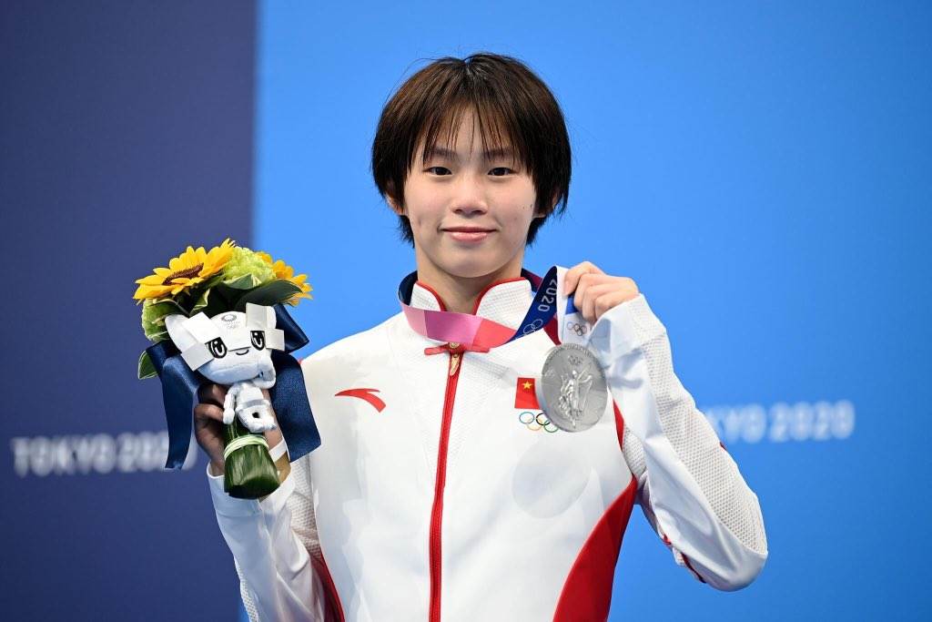 Chen Yuxi tiene 15 años y consiguió la medalla de plata en clavados desde una plataforma de 10 metros.