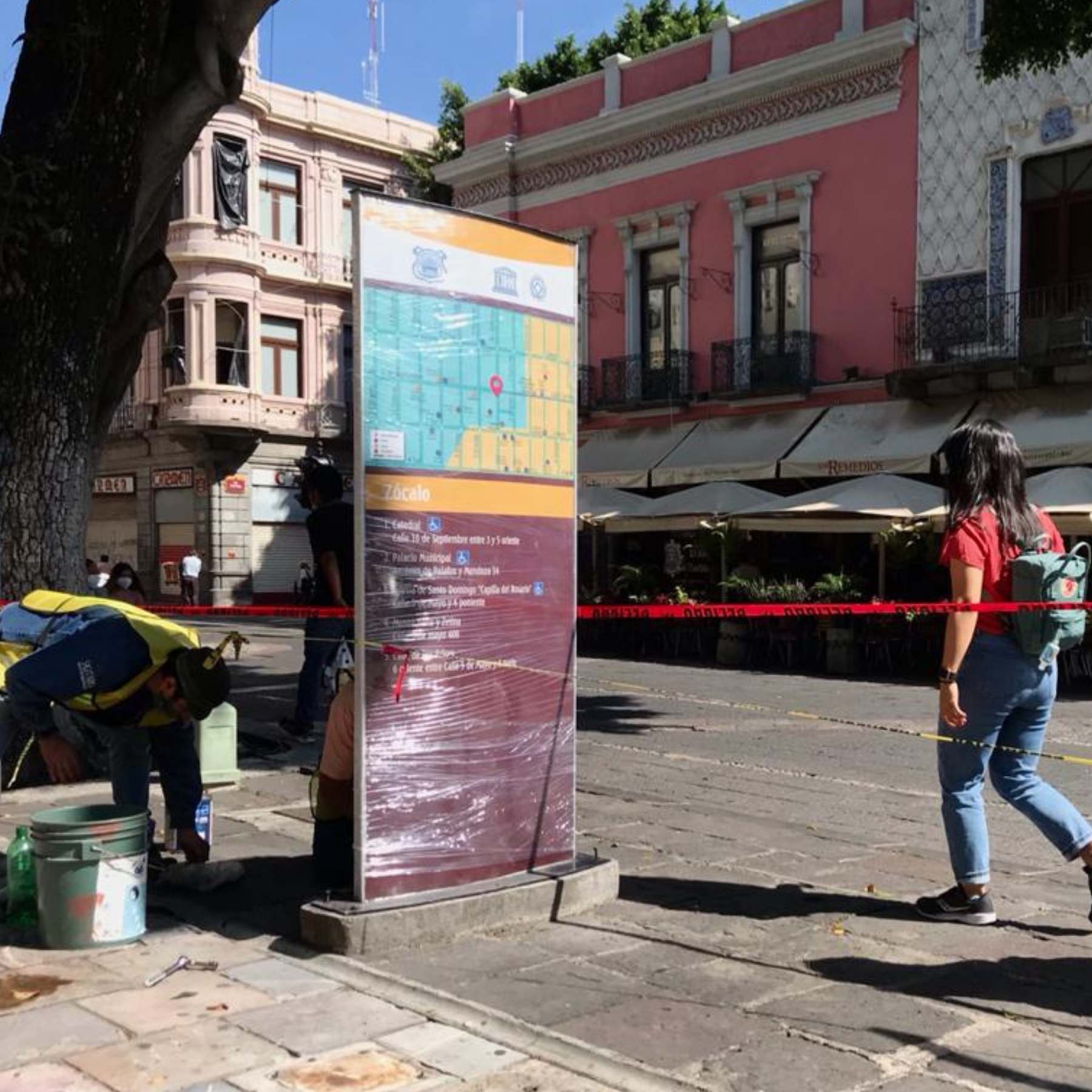 Dan mantenimiento a tótems y carteles del centro de Puebla