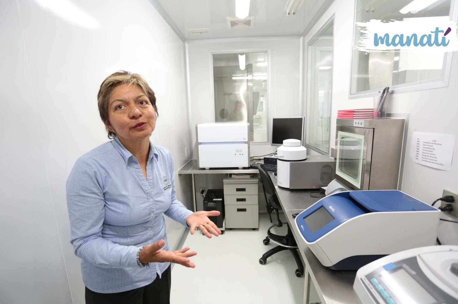 Lilia Cedillo, en 2013, al presentar un laboratorio de microbiología de la BUAP. Fotografía: Agencia Es Imagen 
