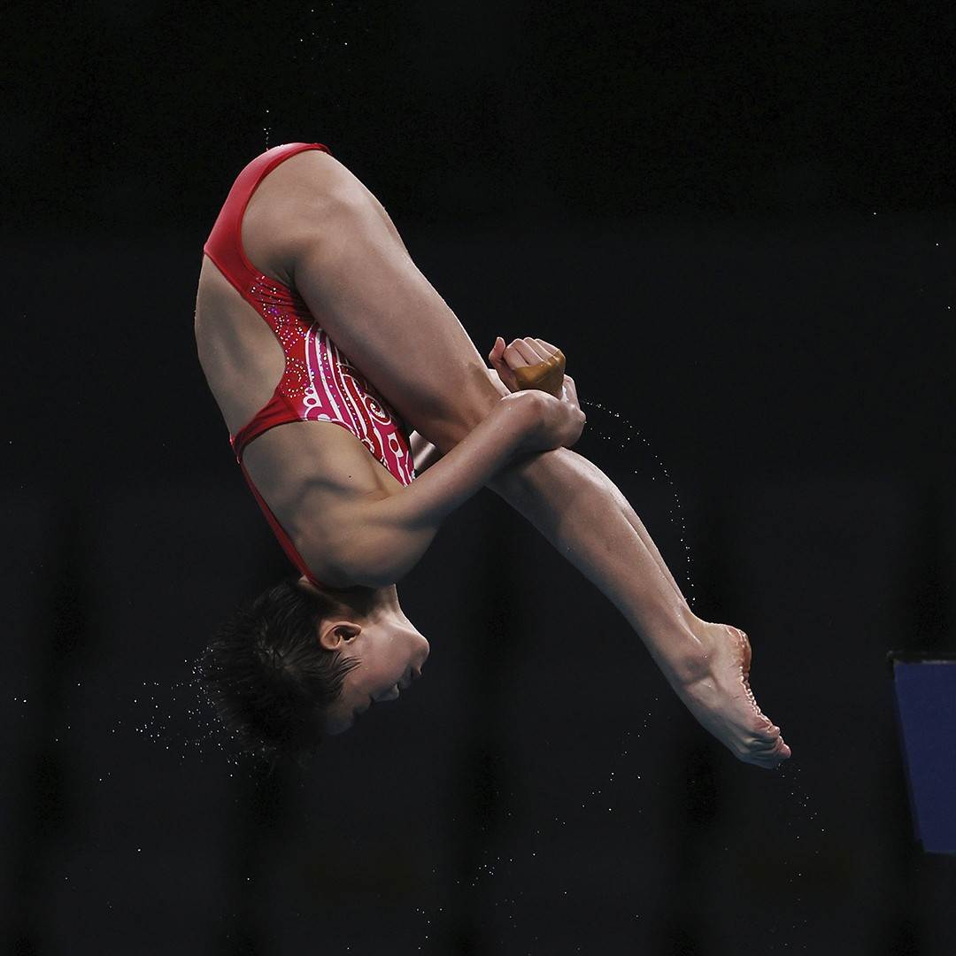 Quan Hong Chan, atleta china de 14 años, ejecutó dos clavados perfectos y recibió la medalla de oro.