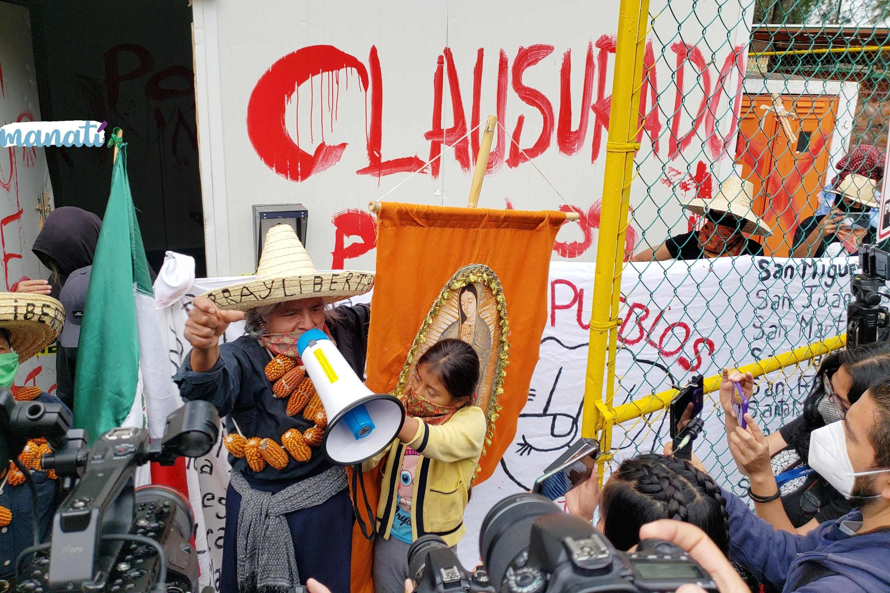En la toma de la planta de Bonafont en Puebla participaron mujeres, niñas y hombres que representan a los pueblos de la región. Fotografía: José Castañares | Agencia Es Imagen 