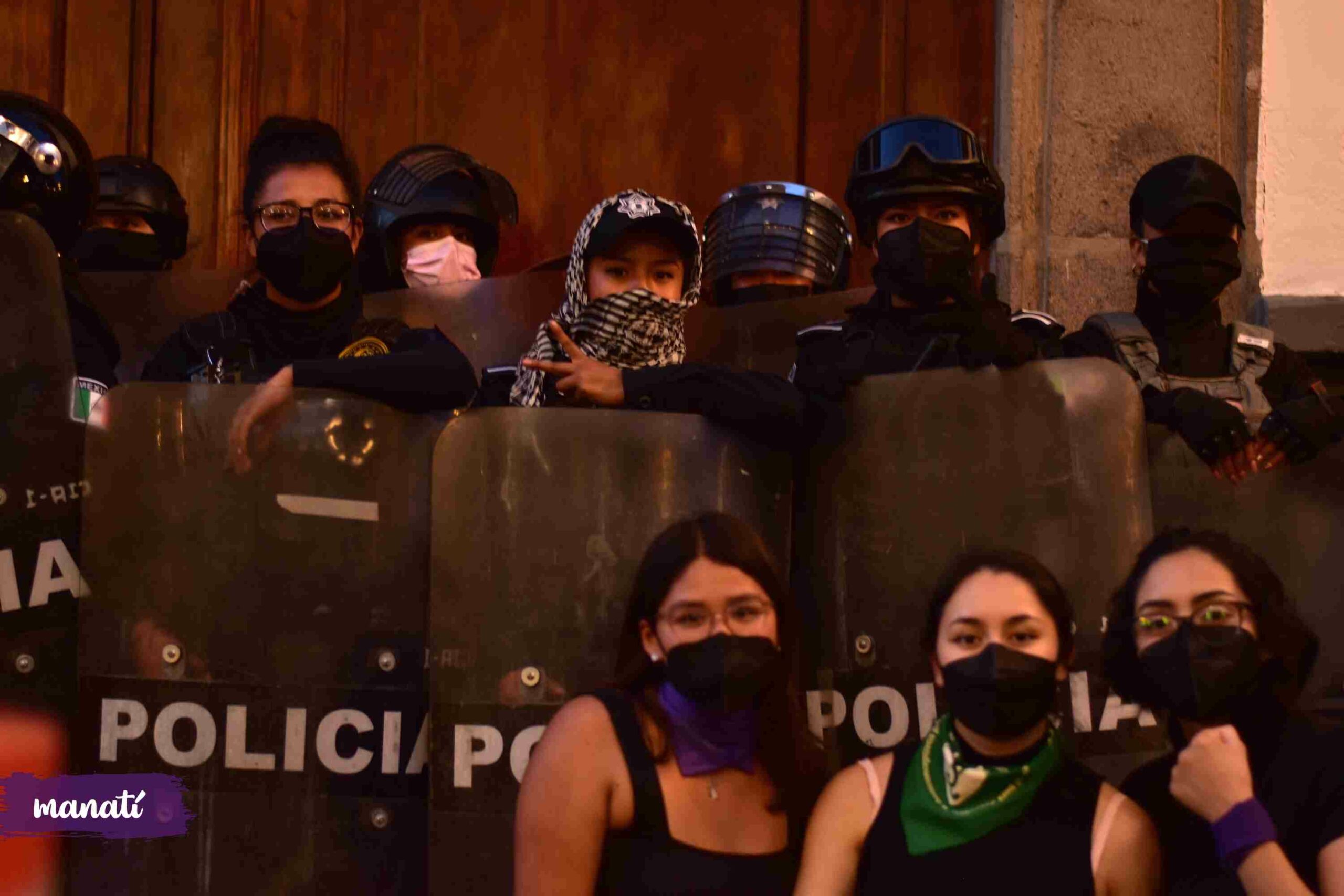 policías en la marcha del 28s por la despenalización del aborto en Puebla