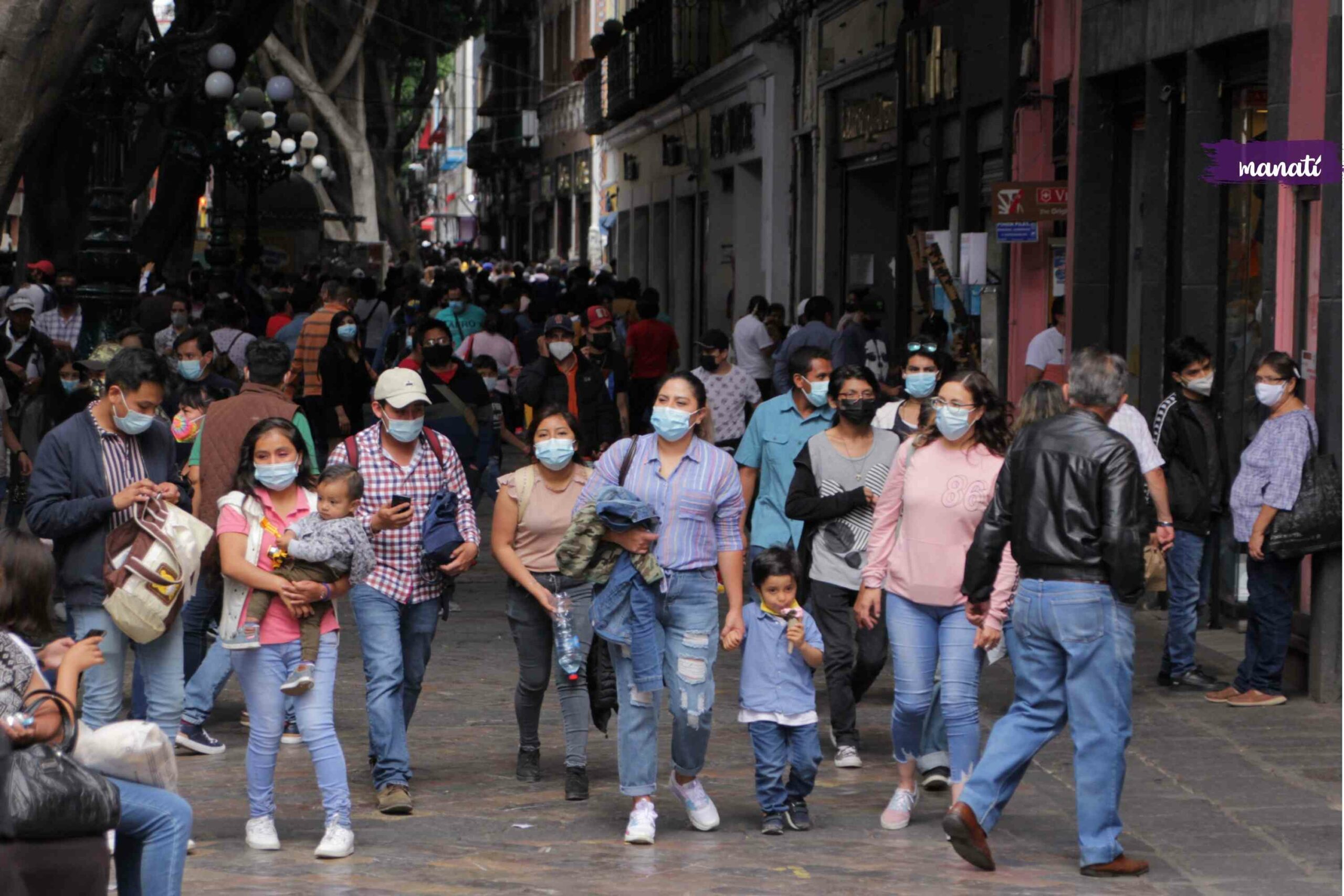 mujeres y personas caminando por el centro histórico de Puebla