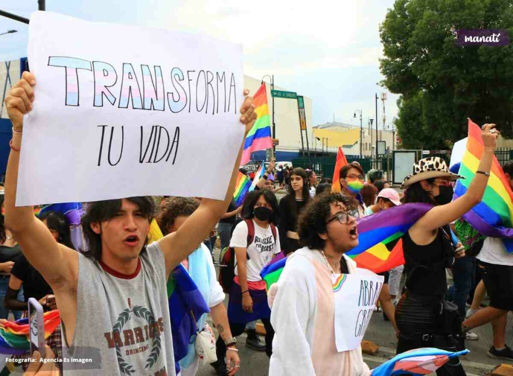 Personas LGBT participan en la Marcha del Orgullo