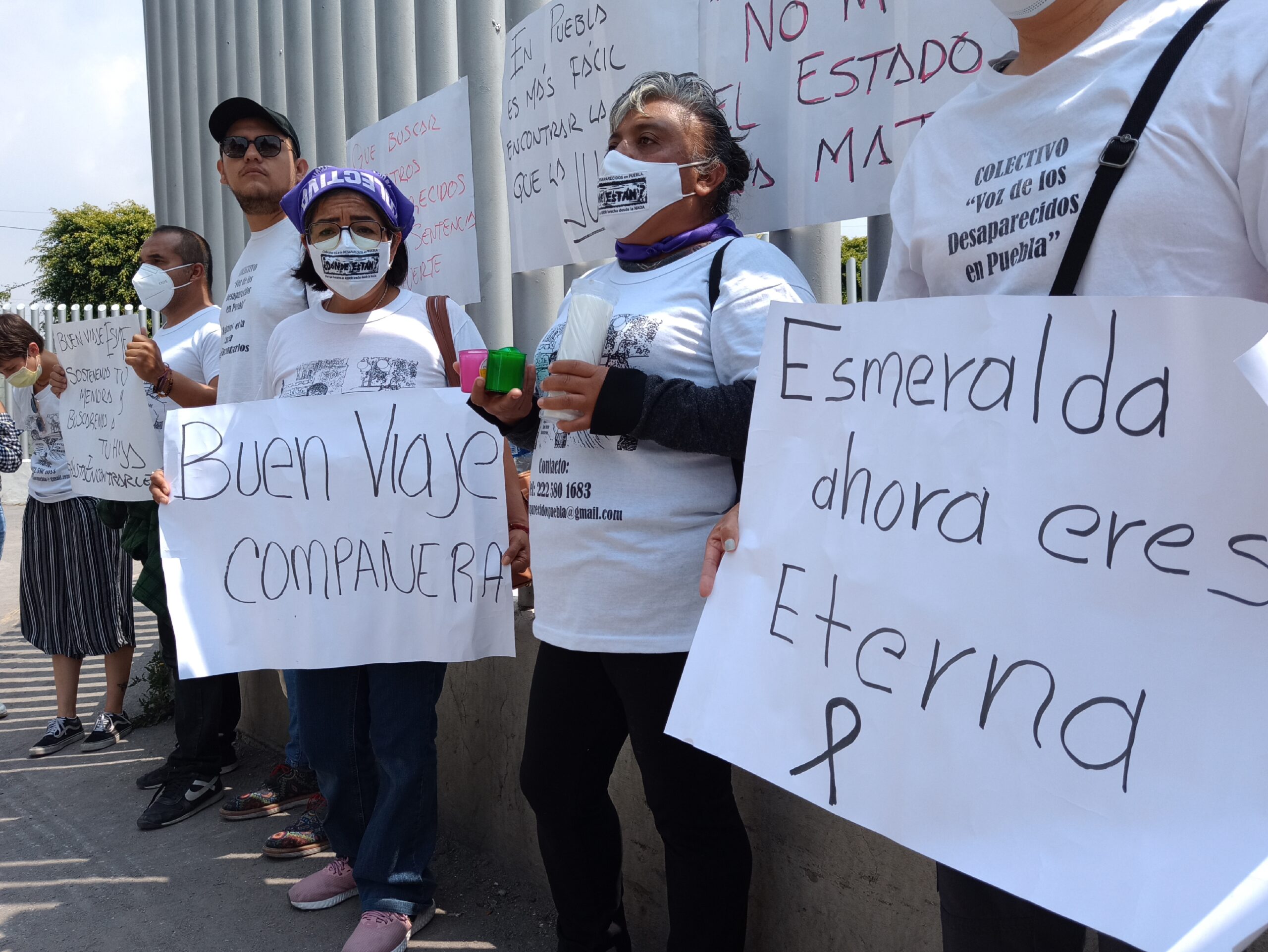 Afuera de la Semefo, integrantes del Colectivo La Voz de los Desaparecidos en Puebla portan pancartas de despedida y con consignas tras el asesinato de Esmeralda Gallardo.