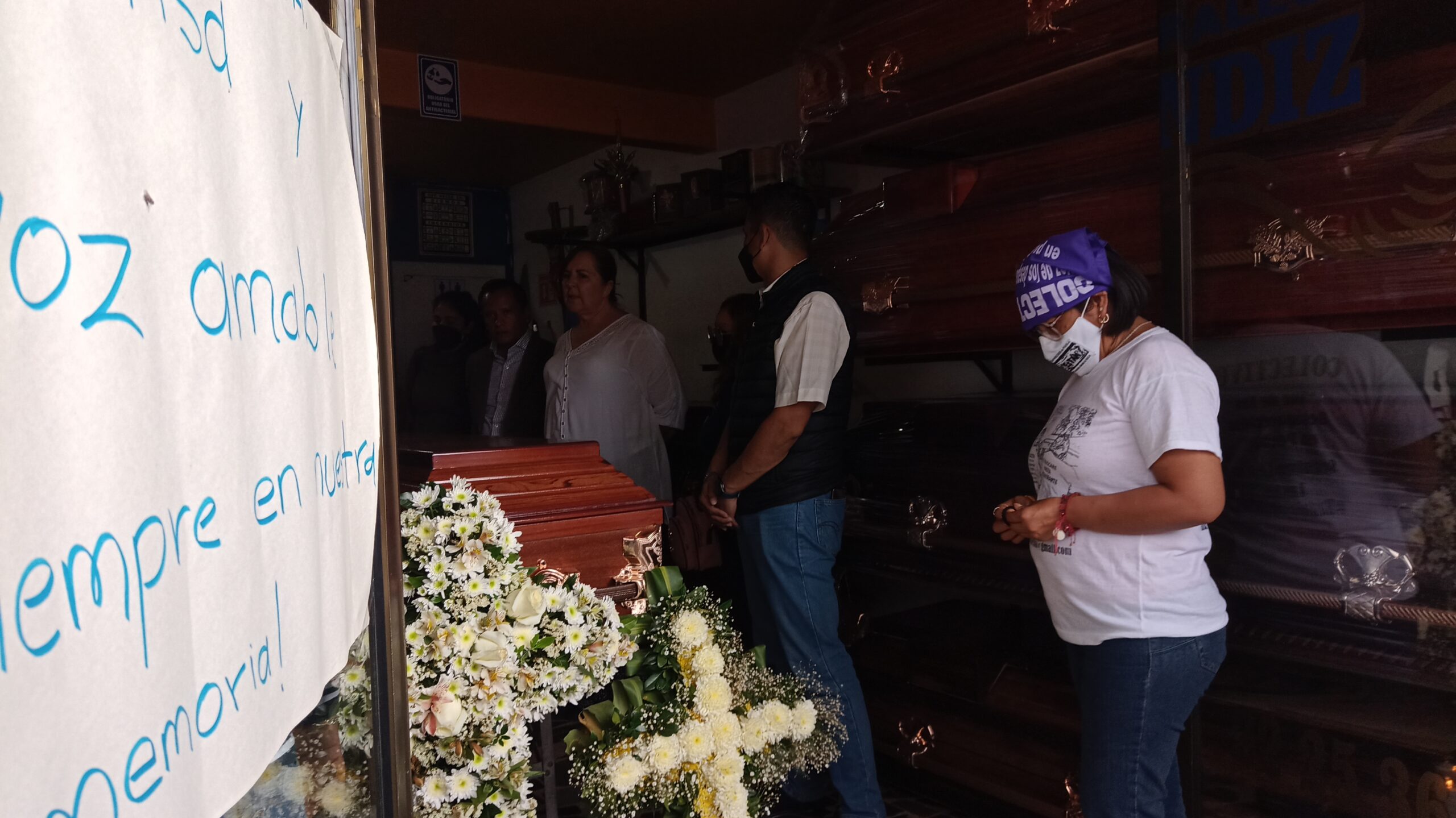 Al sur de la ciudad, antes de llevar el cuerpo a Veracruz, compañeras y familiares realizan un funeral para Esmeralda Gallardo. Fotografía: Guadalupe Juárez.
