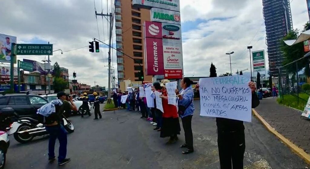 Las vecinas de Pedregales bloquearon varias veces el acceso al centro comercial Gran Sur para reclamar su derecho al agua. En la imagen, un cierre realizado en 2015. (Acción Comunitaria Pedregales)