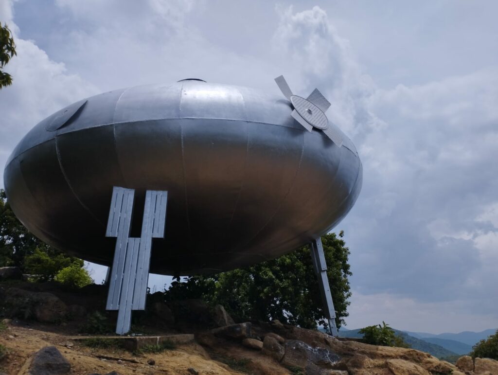 En Atlimeyaya, Puebla, los avistamientos de objetos voladores no identificados son más que anécdotas; son parte de la identidad del pueblo. Esta crónica nos lleva en un viaje al famoso "Monumento El Ovni", recogiendo testimonios de encuentros cercanos que abarcan décadas. Un lugar donde el misterio se ha convertido en folclor, turismo y parte del paisaje cotidiano.