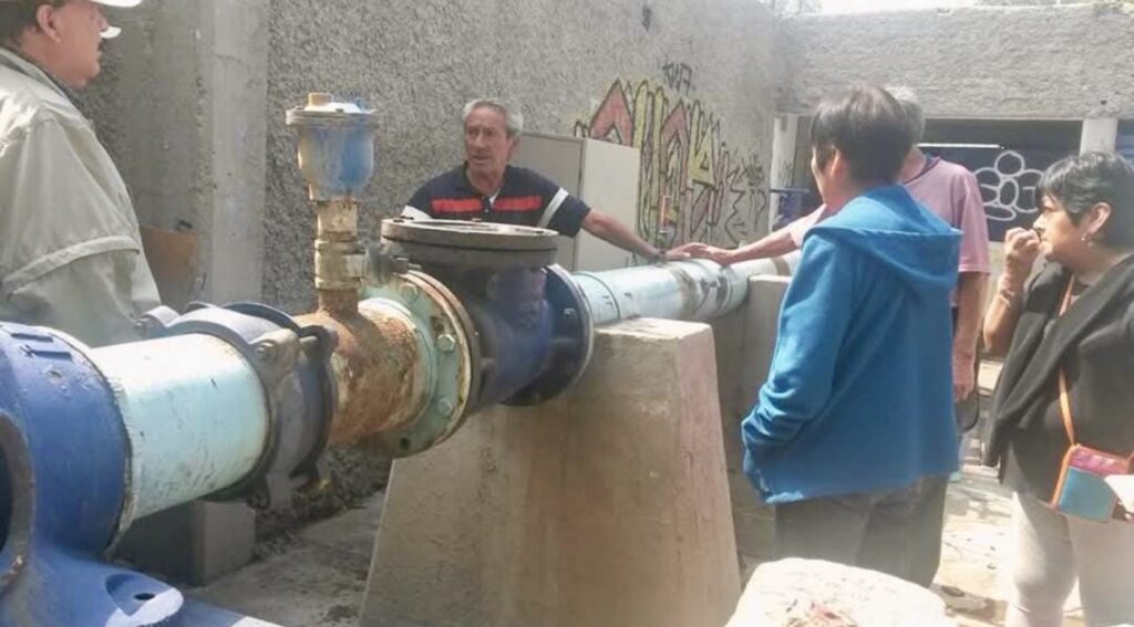 Durante meses, las vecinas de los Pedregales visitaron los pozos de agua para comprobar cómo funcionaban. (Acción Comunitaria Pedregales)
