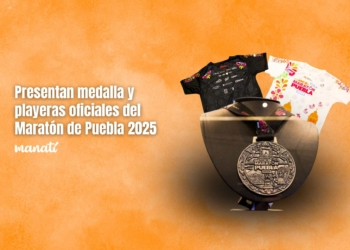 medalla y playera del maratón de puebla